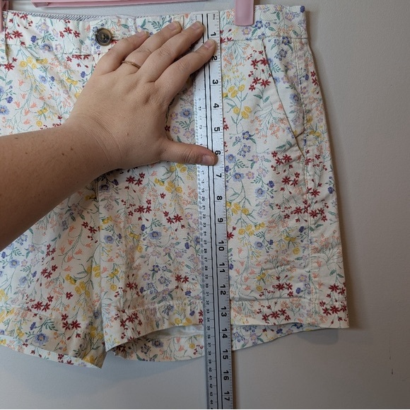 Old Navy Everyday Shorts Womens 10 White High Rise Floral Chino Flat Front - Picture 6 of 9